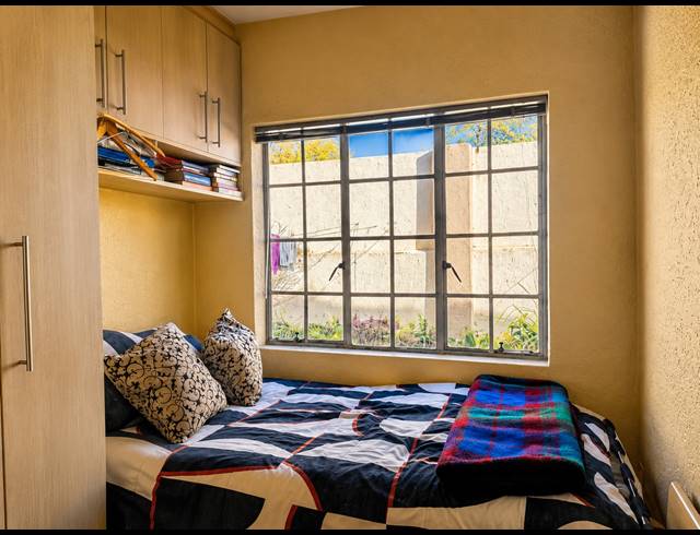 2 BEDROOM FLAT FOR SALE IN REWLATCH